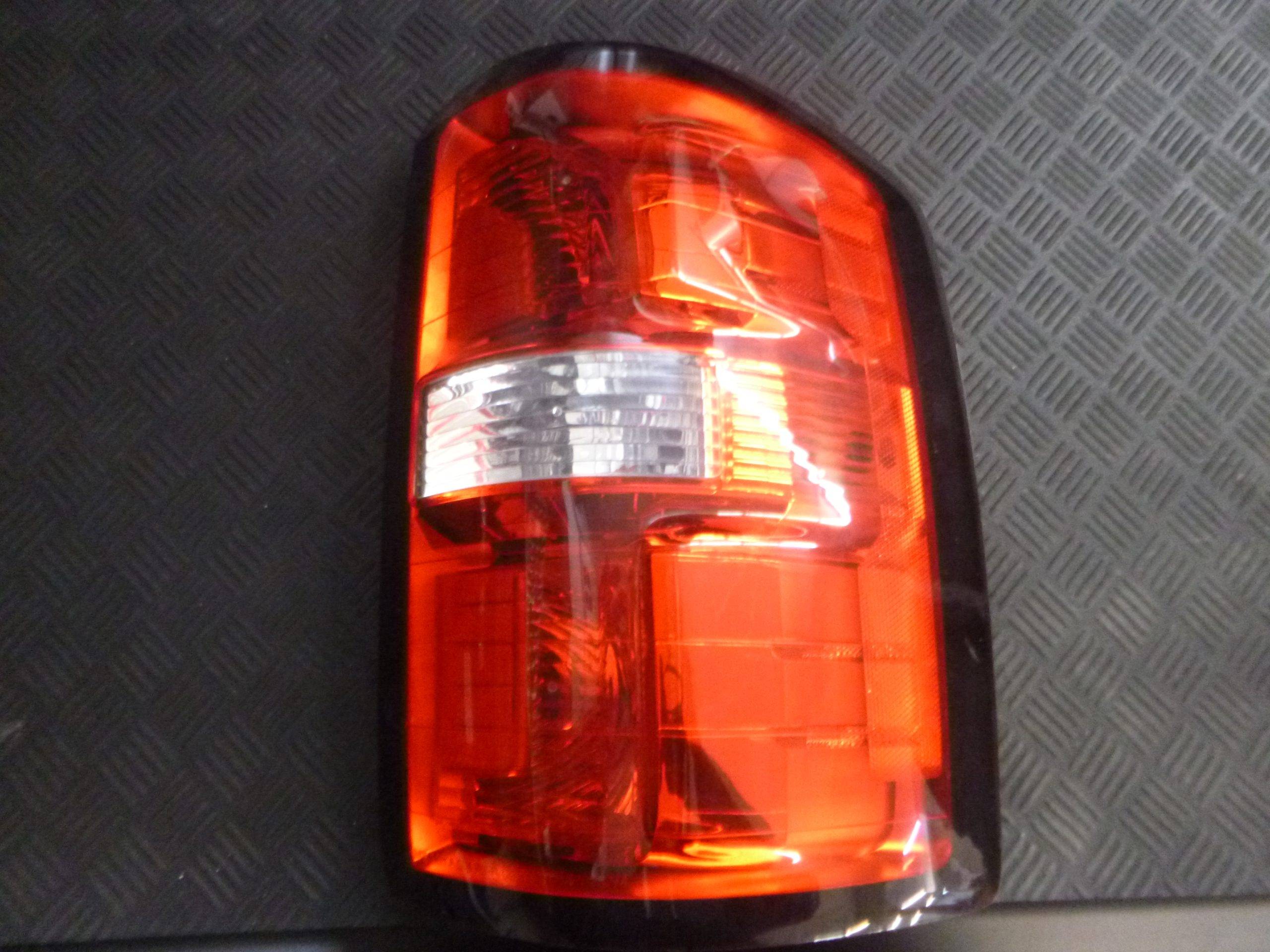 2014 – 2018 GMC Sierra 1500 & 2500 Passenger Side Tail Light
