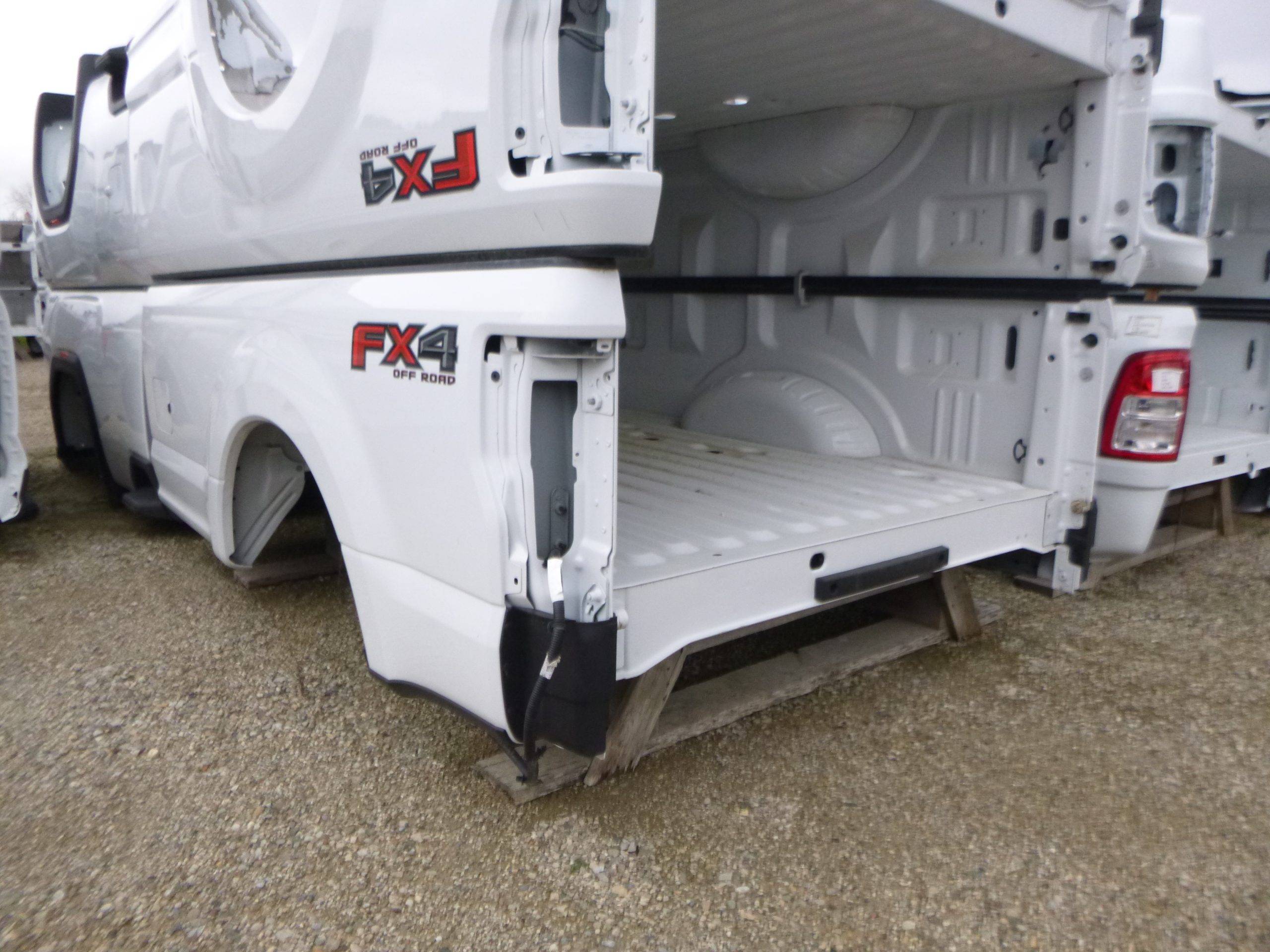 2017 – 2022 Ford Superduty F250/350 SRW 8′ White Take off Truck Box with 5th Wheel Prep