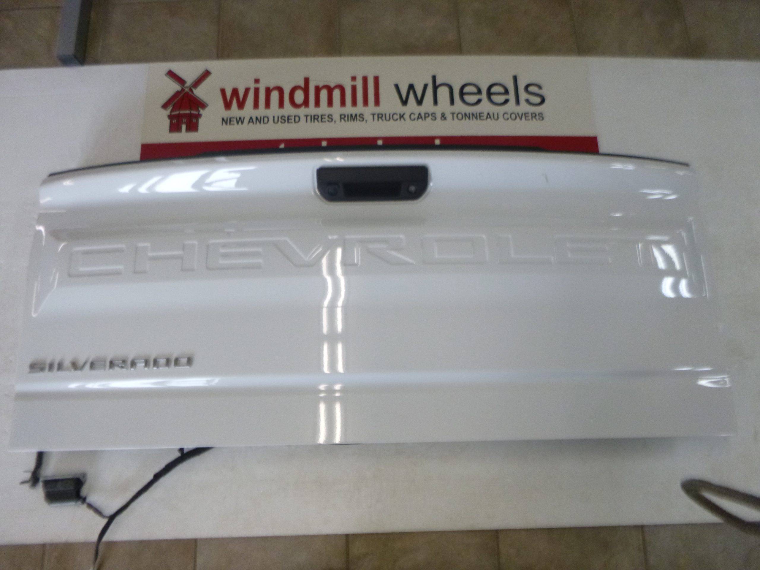 2019 – 2026 Chevrolet Silverado 1500 White Tailgate with Manual Handle, no camera
