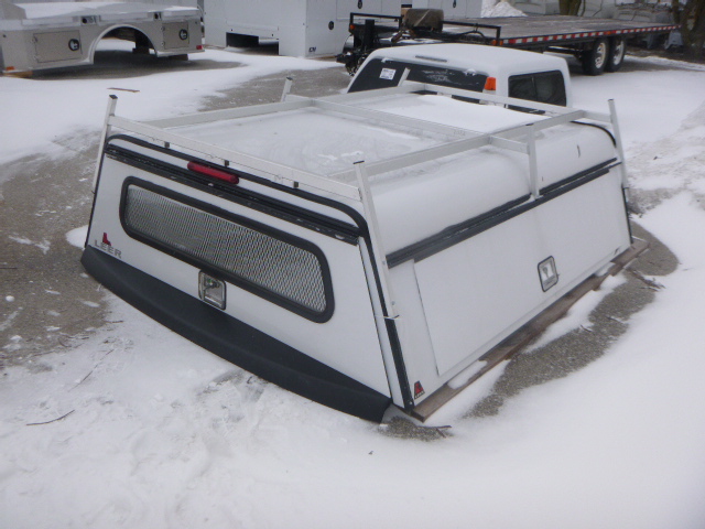 2019 – 2026 GMC Sierra or Chevrolet Silverado 1500 6’6 White Leer Contractor Truck Cap