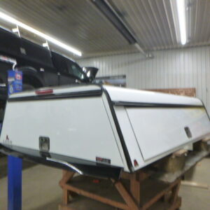 gmc-sierra-or-chevrolet-silverado-8%e2%80%b2-white-leer-contractor-truck-cap-2
