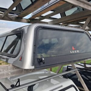 toyota-tacoma-62-silver-leer100r-truck-cap