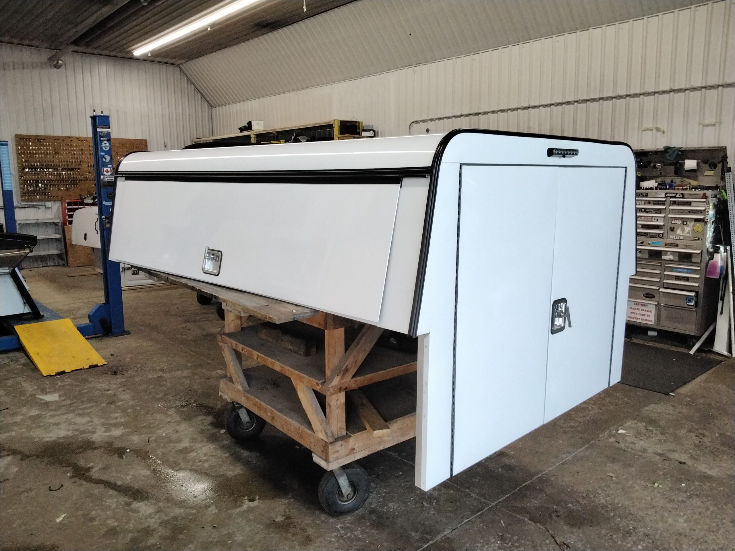 Ford Superduty 8′ White ARE Contractor Truck Cap