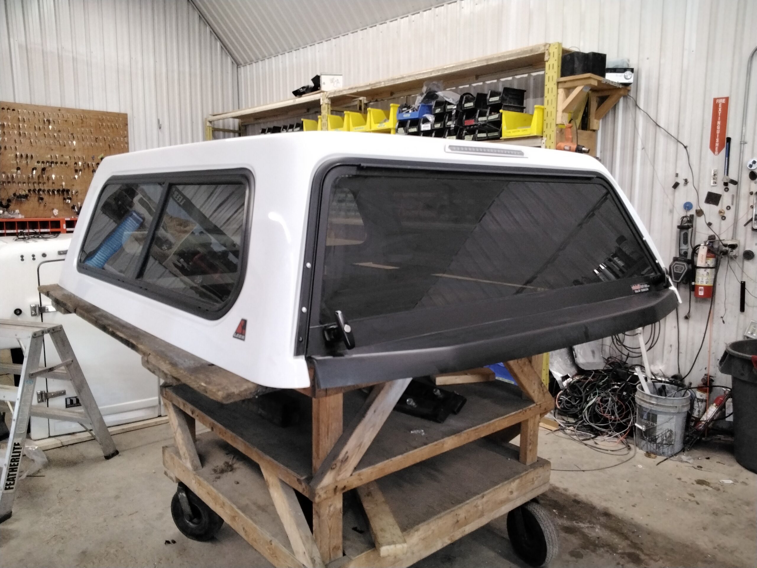 Ford F150 5’6 YZ White Leer Legend Truck Cap