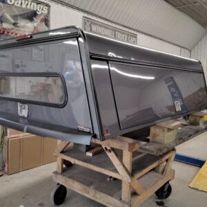 ford-superduty-8%e2%80%b2-m7-carbonized-grey-leer-contractor-truck-cap