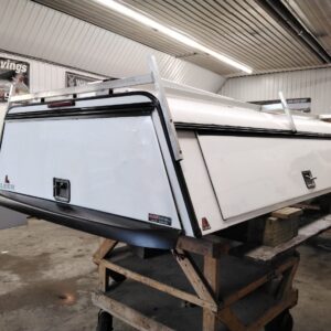 gmc-sierra-or-chevrolet-silverado-hd-2500-3500-8%e2%80%b2-white-leer-contractor-truck-cap