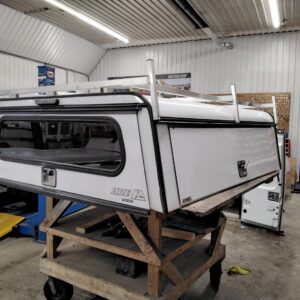 gmc-sierra-or-chevrolet-silverado-66-white-are-contractor-truck-cap