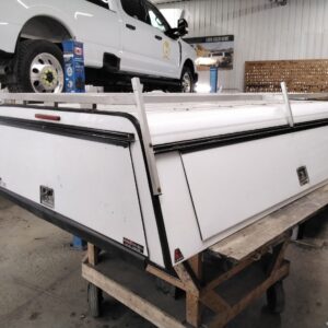 gmc-sierra-or-chevrolet-silverado-8%e2%80%b2-white-leer-contractor-truck-cap