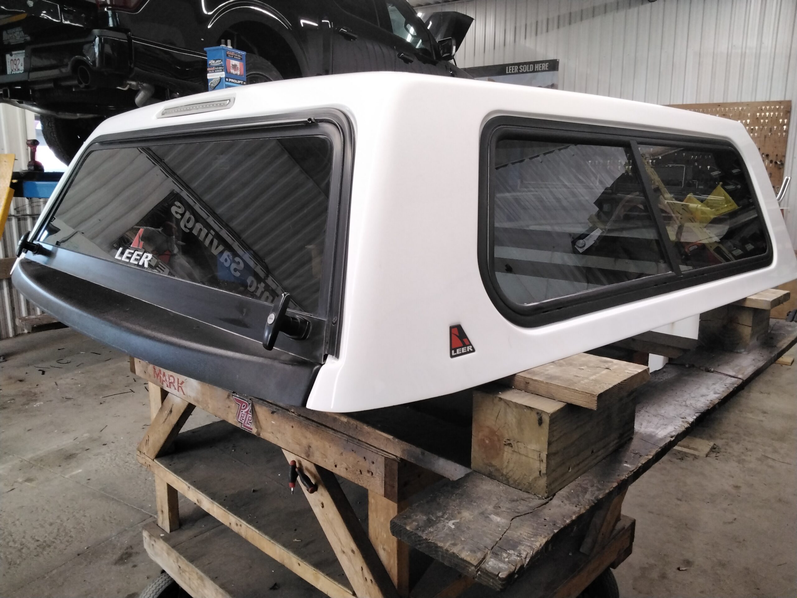 Chevrolet Silverado 1500 5’8 GAZ Summit White Leer Legend Truck Cap