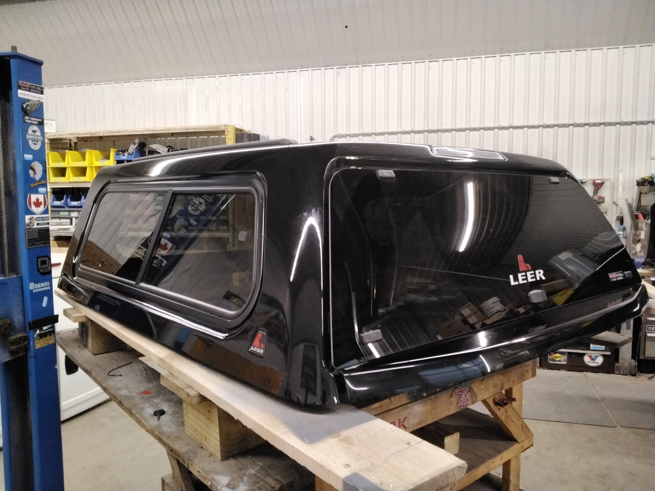 2015 – 2020 Ford F150 5’6 UM Agate Black Leer100XR Truck Cap