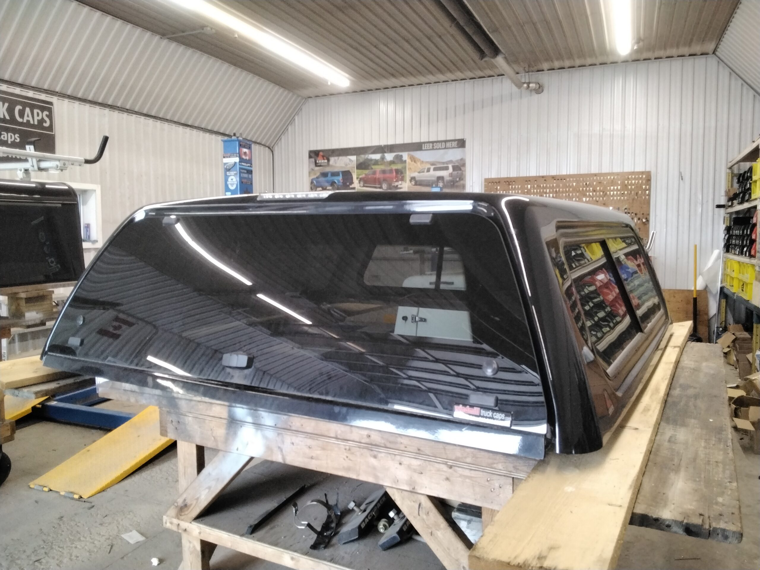 2014 – 2021 Toyota Tundra 5’6 218 Attitude Black Leer100XR Truck Cap