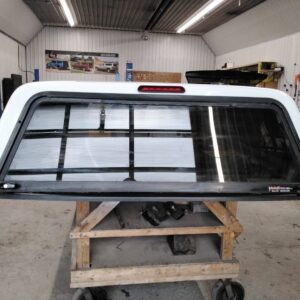 chevrolet-silverado-or-gmc-sierra-8%e2%80%b2-gaz-white-ranch-truck-cap